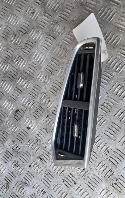 Grila ventilatie bord centru 9676609977 Citroen C4 2 [2010 - 2017] Hatchback 1.6 (120 hp) MT