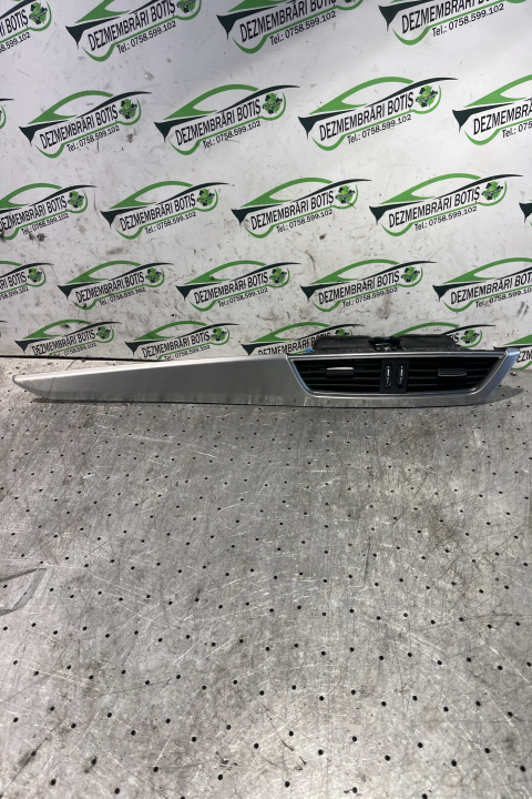 Grila ventilatie bord centru A 204 830 6154 Mercedes-Benz C-Class W204/S204 [2007 - 2012] Sedan 4-usi C 180 Kompressor MT (156 hp)