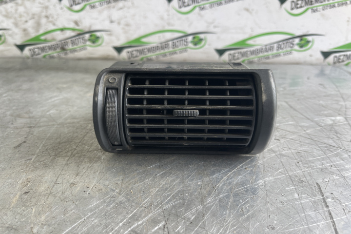 Grila ventilatie bord dreapta 8D1820902 / 8D1 820 902 Audi A4 B5 [1994 - 1999] Sedan 1.6 MT (101 hp)