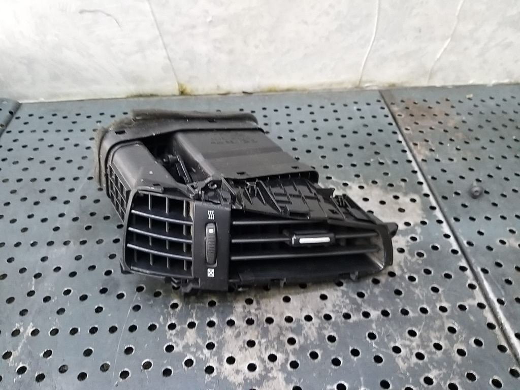 Grila ventilatie bord dreapta centru kia ceed 1 808764