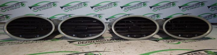 Grila ventilatie bord dreapta Ford Focus 2 [2004 - 2008] Hatchback 5-usi 1.6 TDCi MT (109 hp)