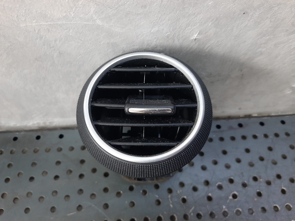 Grila ventilatie bord dreapta mijloc audi a3 8p 8p0820901a