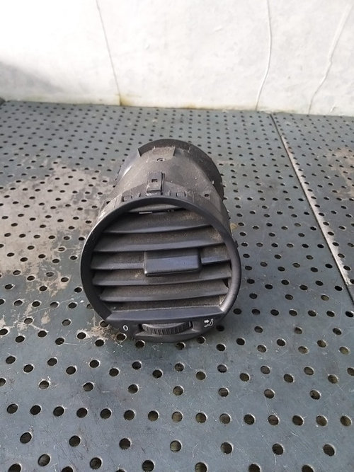 Grila ventilatie bord dreapta vw caddy 3 2k0819703b