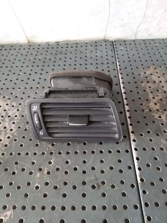 Grila ventilatie bord dreapta vw passat b6 3c 3c1819702e 05704001