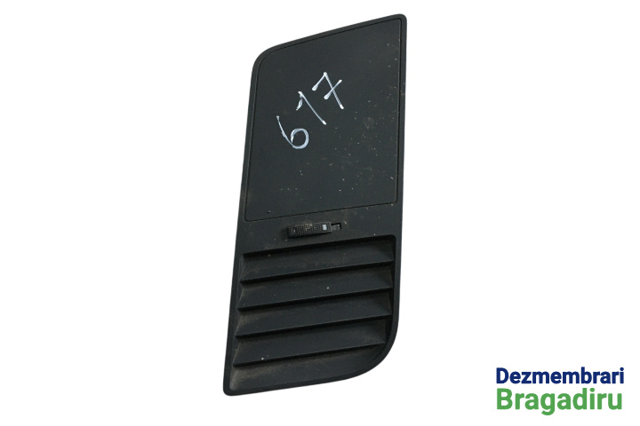 Grila ventilatie bord lateral stanga Cod: 3R0819793 3R0819793 Seat Exeo [2009 - 2012] Sedan 2.0 TDI MT (143 hp) Cod motor: CAGA, Cod culoare: LW7X