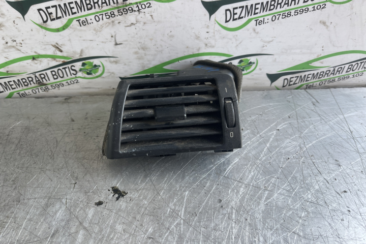 Grila ventilatie bord stanga 64228361897 / 64.22-8 361 897 BMW Seria 3 E46 [1997 - 2003] Sedan 4-usi 320d MT (136 hp)