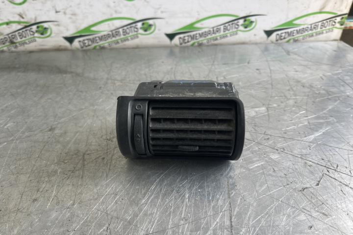 Grila ventilatie bord stanga 8D1820901 / 8D1 820 901 Audi A4 B5 [1994 - 1999] Sedan 1.6 MT (101 hp)