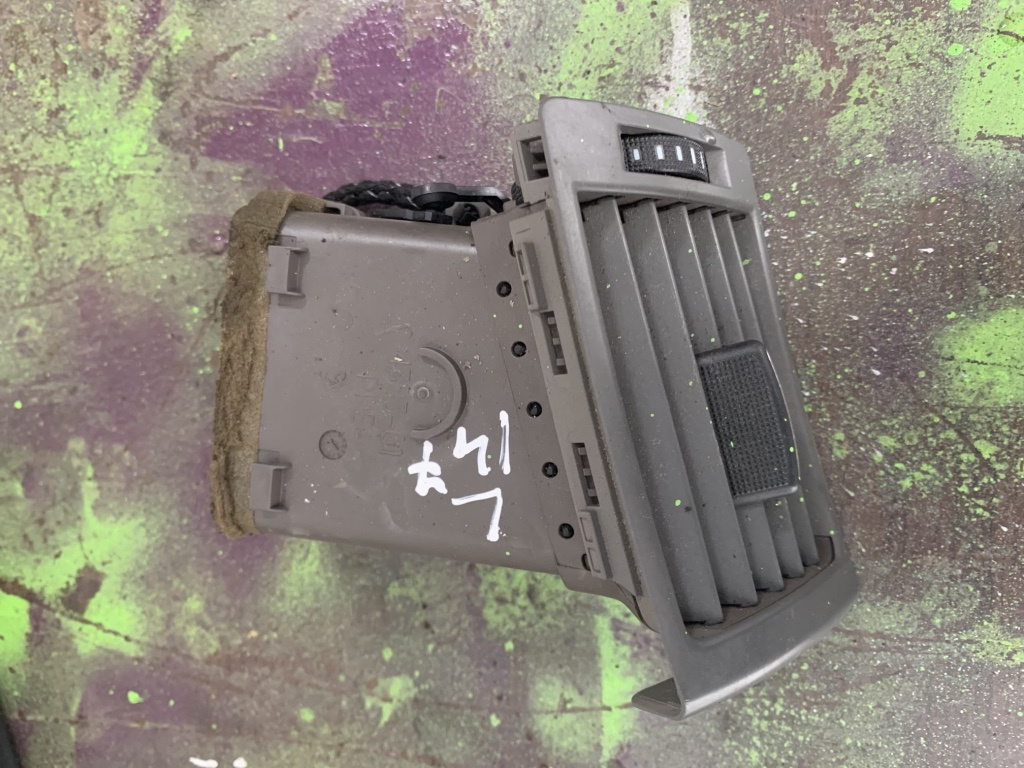 Grila ventilatie bord stanga Audi A4 B7 [2004 - 2008] Avant wagon 5-usi 2.0 multitronic (131 hp) 2.0 - ALT