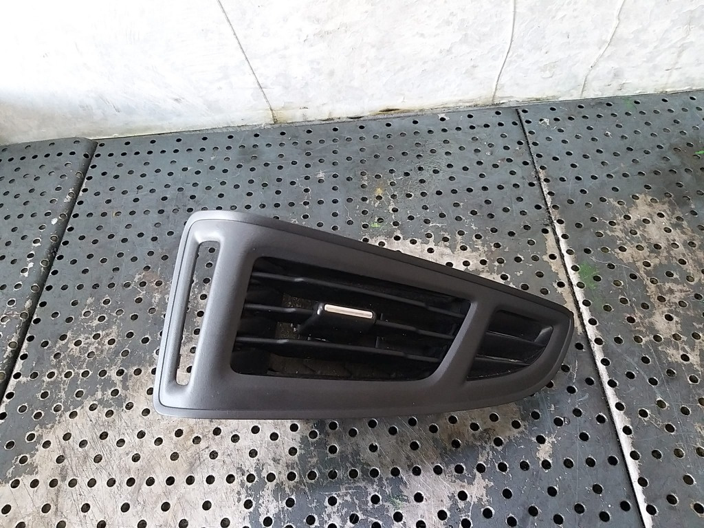 Grila ventilatie bord stanga ford focus 3 bm51018b09