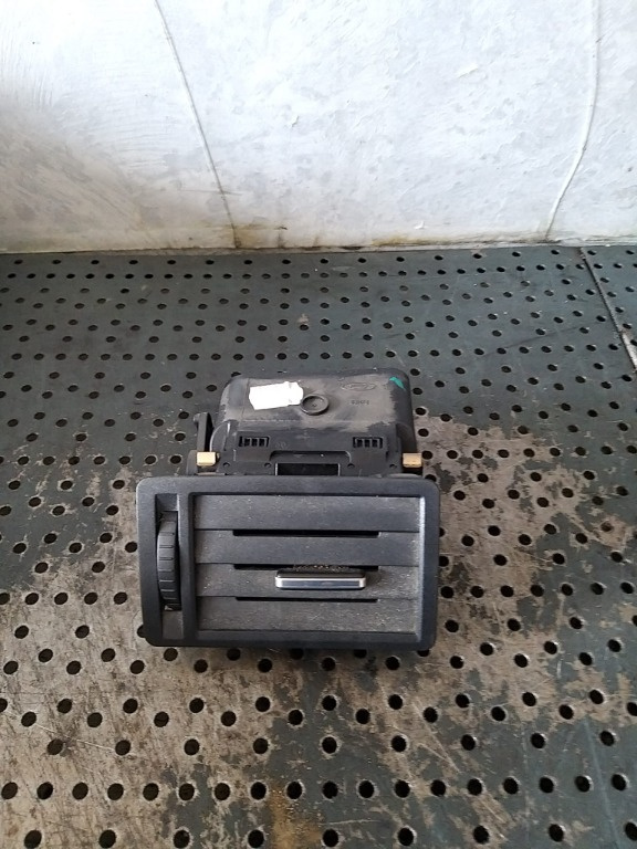 Grila ventilatie bord stanga ford kuga 1 3m51r018b09