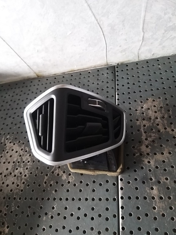 Grila ventilatie bord stanga ford kuga 2 dm2 7463000
