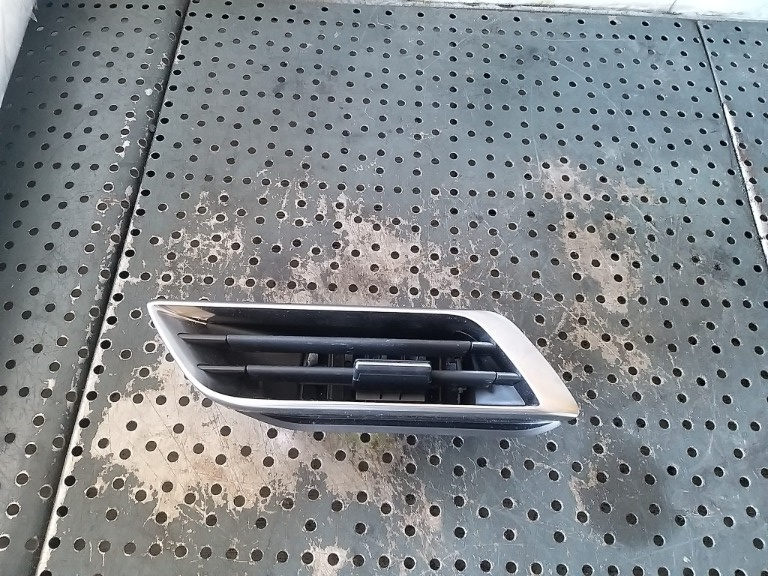 Grila ventilatie bord stanga peugeot 5008 2 9810143080 ge0038357