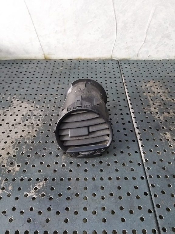 Grila ventilatie bord stanga vw caddy 3 2k0819703b