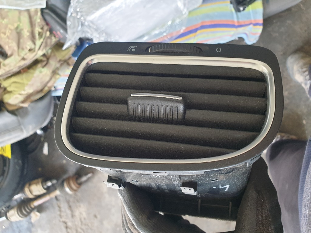 Grila Ventilatie Bord Stanga Vw Golf 6