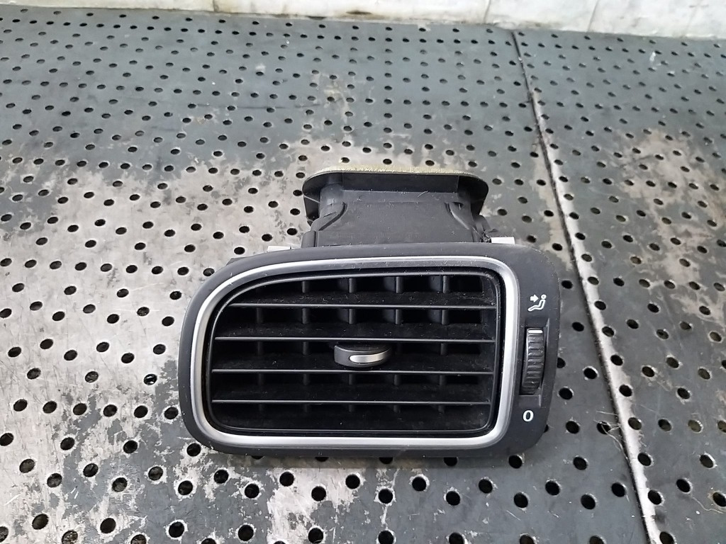 Grila ventilatie bord stanga vw polo 6r 6r0819703