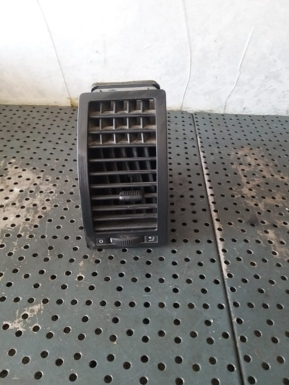 Grila ventilatie bord stanga vw polo 9n 6q0819703