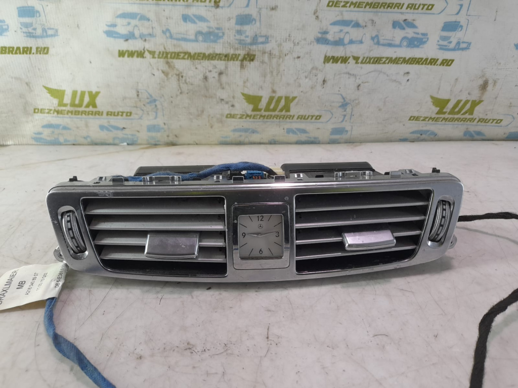 Grila ventilatie centrala bord A2188300754 Mercedes-Benz CLS-Class C218/X218 [2011 - 2014] 3.0 cdi om642854
