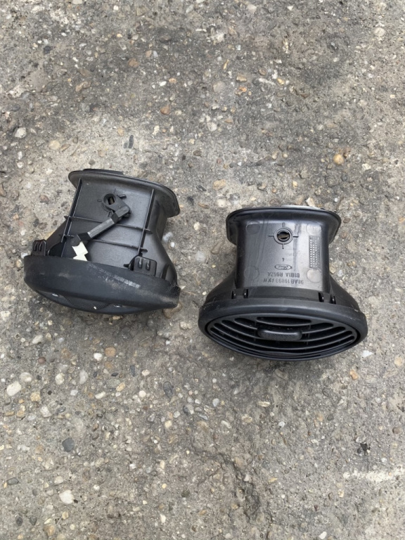 Grila ventilatie centru Ford Focus [facelift] [2001 - 2007] wagon 5-usi 1.8 TDDi MT (90 hp) DAW DBW) C9DB