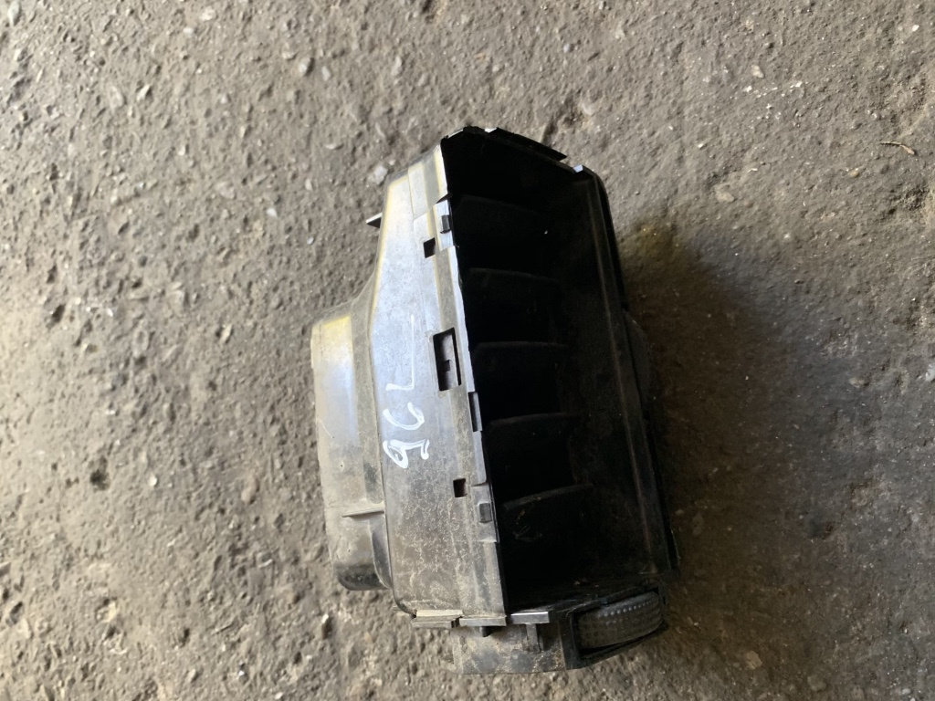 Grila ventilatie centru stanga Volkswagen VW Bora [1998 - 2005] Sedan 1.9 TDI MT (150 hp) (1J2)
