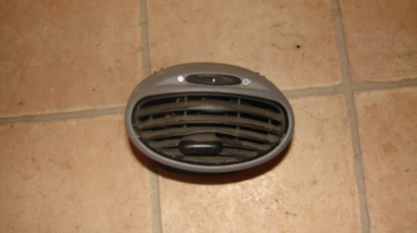 Grila ventilatie Ford Focus [1998 - 2004] Hatchback 5-usi 1.6 MT (101 hp) (DAW DBW)