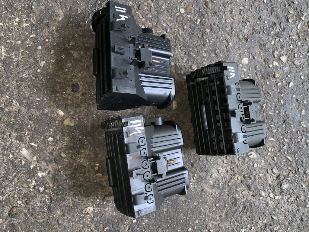 Grila ventilatie Skoda Octavia [1996 - 2000] Liftback 5-usi 1.6 MT (75 hp) (1U2) 8V