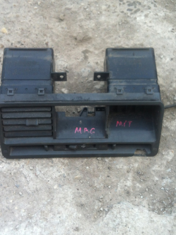 Grile ventilatie bord centrale Mitsubishi Pajero 2 [facelift] [1997 - 1999] SUV 2.5 TD AT (99 hp) (V3_W V2_W V4_W)