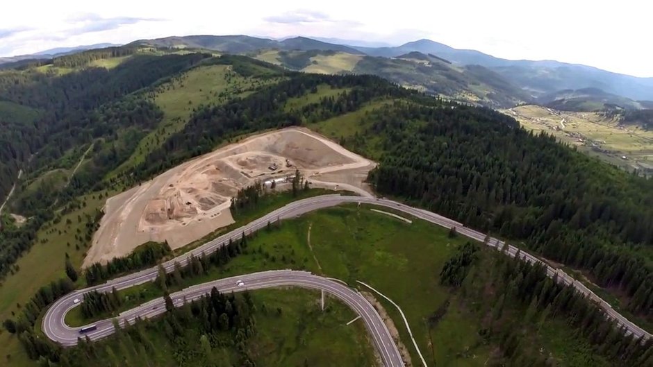 Groapa de gunoi din Pasul Mestecanis, tranzitata de milioane de soferi