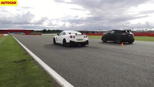 GT-R Nismo vs. Juke-R 2.0: Care-i mai rapid in linie dreapta?