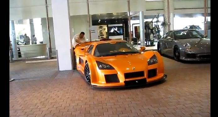 Gumpert Apollo, accidentat in timpul parcarii