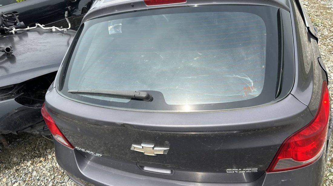 Haion (are o mica indoitura se vede in poza) Chevrolet Cruze Hatchback 2013