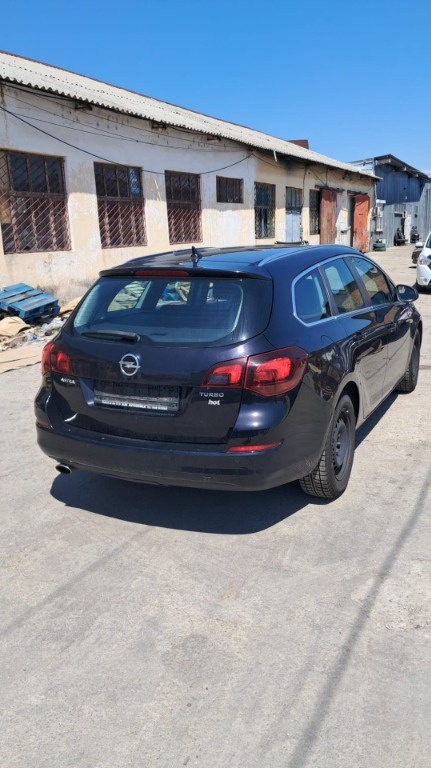 Haion negru Opel Astra J combi 1.4 turbo an 2011 cod culoare Z20R
