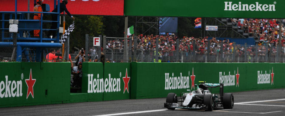 Hamilton rateaza startul iar Rosberg marsaluieste linistit spre victorie la Monza. Lupta pentru titlu ramane deschisa Hamilton rateaza startul iar Rosberg marsaluieste linistit spre victorie la Monza. Lupta pentru titlu ramane deschisa