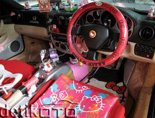 Hello Kitty face noi victime: Ferrari 360