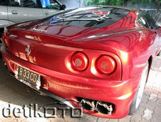 Hello Kitty face noi victime: Ferrari 360