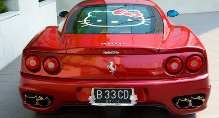 Hello Kitty face noi victime: Ferrari 360