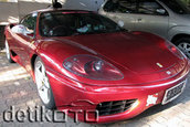 Hello Kitty face noi victime: Ferrari 360