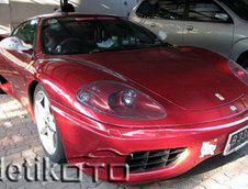 Hello Kitty face noi victime: Ferrari 360