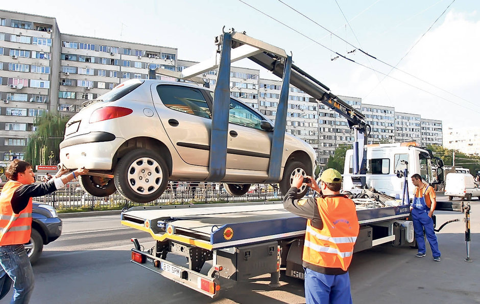 Hingherii auto se intorc! Masinile parcate ilegal ar putea fi din nou ridicate si soferii pusi la plata