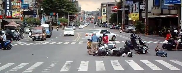 Hit and Run in Taiwan, dupa ce a lovit 4 scuteristi trecand pe rosu