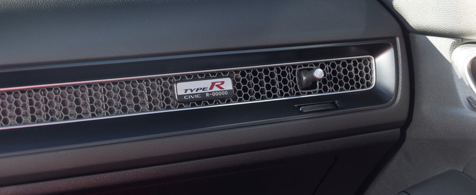 Honda a lansat masina asteptata de toata lumea. Fa cunostinta cu noul Civic Type R, hot-hatch-ul cu motor turbo de 2.0 litri si cutie manuala. Galerie foto completa Honda a lansat masina asteptata de toata lumea. Fa cunostinta cu noul Civic Type R, hot-hatch-ul cu motor turbo de 2.0 litri si cutie manuala. Galerie foto completa