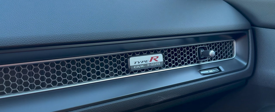 Honda a lansat masina asteptata de toata lumea. Fa cunostinta cu noul Civic Type R, hot-hatch-ul cu motor turbo de 2.0 litri si cutie manuala. Cum arata in realitate Honda a lansat masina asteptata de toata lumea. Fa cunostinta cu noul Civic Type R, hot-hatch-ul cu motor turbo de 2.0 litri si cutie manuala. Cum arata in realitate