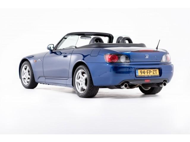 Honda S2000 cu 1.068 km la bord