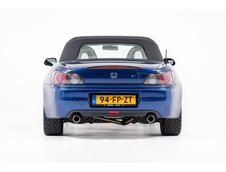 Honda S2000 cu 1.068 km la bord