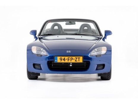 Honda S2000 cu 1.068 km la bord