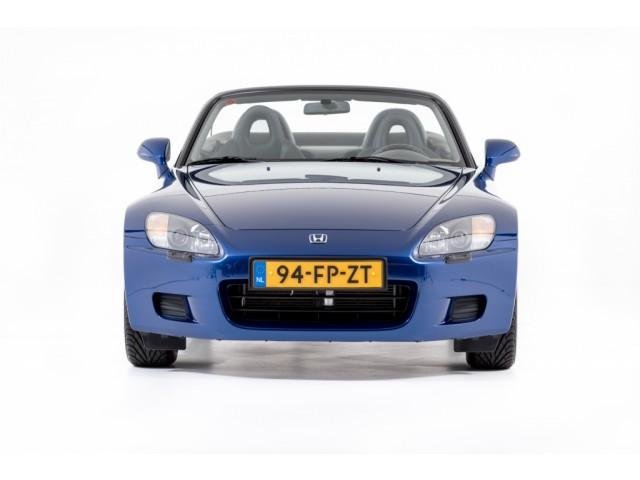 Honda S2000 cu 1.068 km la bord