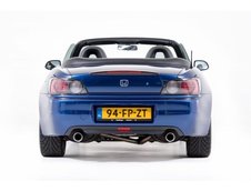 Honda S2000 cu 1.068 km la bord