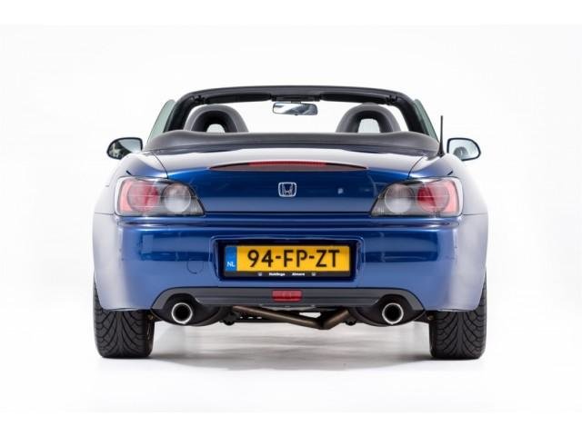 Honda S2000 cu 1.068 km la bord