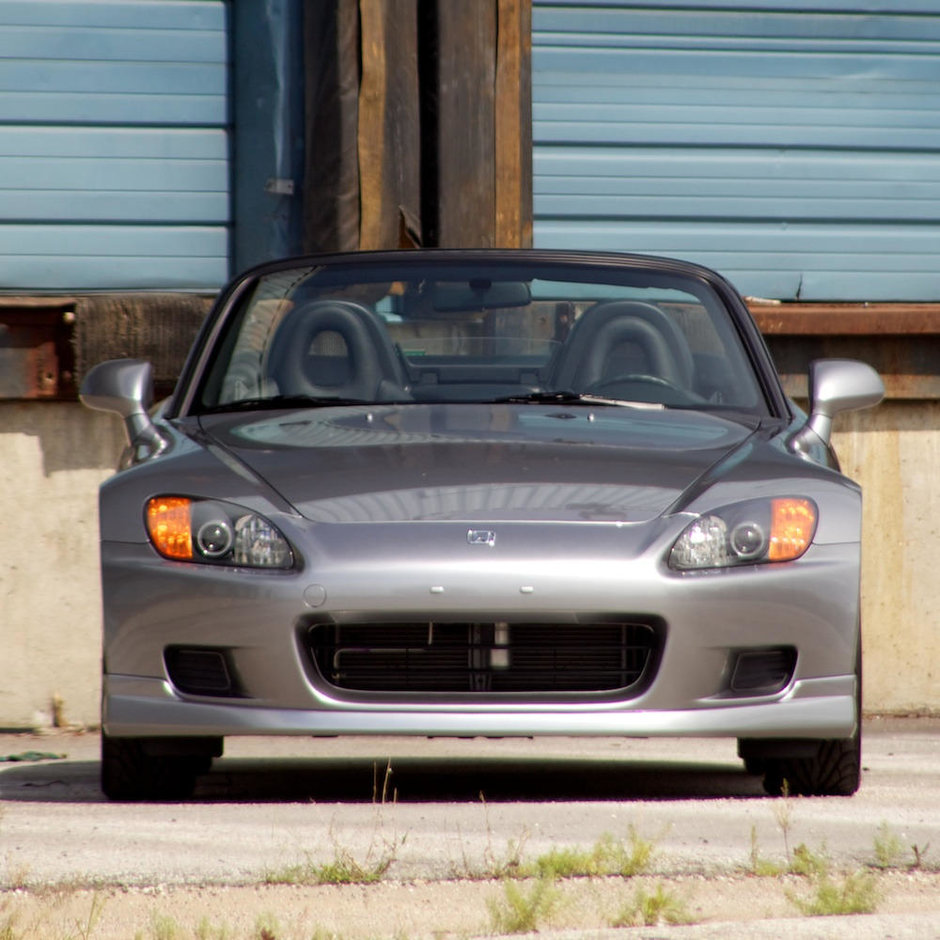 Honda S2000 cu 1.464 km la bord