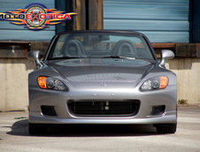 Honda S2000 cu 1.464 km la bord