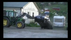 Hot de masini prins cu ajutorul unui tractor